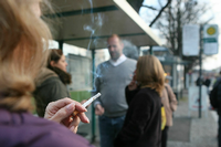 Eine Zigarette, bevor die Straßenbahn kommt? Mit einer Kampgne will die Stadt Potsdam Raucher zukünftig für den Nichtraucherschutz sensibilisieren.