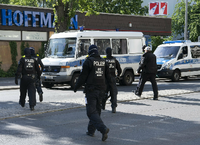 Berliner Polizisten bei einer Razzia am Mittwoch wegen Handelns mit Betäubungsmitteln. 