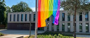 Die angezündete Regenbogenflagge vor dem Rathaus Dallgow-Döberitz
