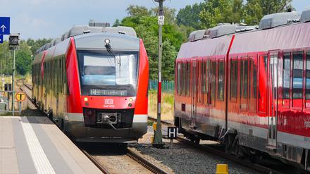 Zwei Regionalzüge der Linie RE 6 Prignitz-Express fahren mit Fahrtziel Berlin-Charlottenburg (r) bzw. Wittenberge (l) in den Bahnhof Neuruppin-West ein. 