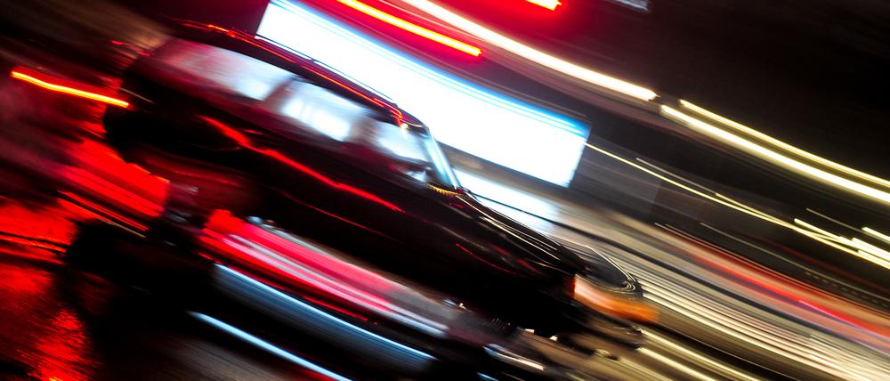In Berlin-Britz hat ein alkoholisierter Autofahrer mit überhöhter Geschwindigkeit eine Polizeistreife überholt und im Anschluss beinahe zwei Unfälle gebaut.