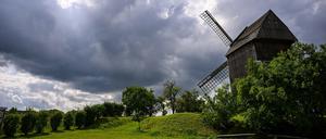 Brandenburg, Oberkrämer: Dunkle Wolken sind über der Bockwindmühle Vehlefanz zu sehen. Derzeit gibt es sehr wechselhaftes Wetter in Berlin und Brandenburg.