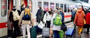  Zahlreiche Reisende steigen an Heiligabend 2021 am Bahnhof in einen IC der Deutschen Bahn (DB) ein.