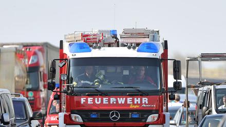 Ein Feuerwehrwagen fährt durch eine Rettungsgasse.
