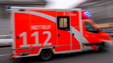 Rettungswagen der Berliner Feuerwehr fährt mit Blaulicht zum Einsatz. (Symbolbild).