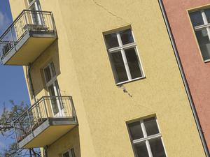 Risse in der Fassade, evakuiertes und gesperrtes Haus in Berlin-Schöneberg