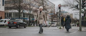 Fußgänger aus Passion und Überzeugung: Roland Stimpel ergeht sich Berlin. Fahrzeuge für den Individualverkehr stören ihn dabei.