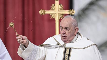 Papst Franziskus segnet die Gläubigen mit Weihwasser bei der Ostermesse auf dem Petersplatz.