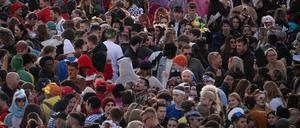 Hunderte Menschen feiern nach dem Rosenmontagsumzug auf dem Mainzer Gutenbergplatz.