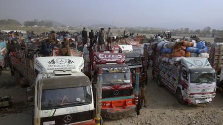 Afghanische Familien an Bord von Lastwagen warten auf die Abfertigung an einem Grenzübergang. Bild vom 31.10.