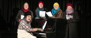 Horst Evers, Bov Bjerg, Hannes Heesch, Christoph Jungmann, am Klavier Manfred Maurenbrecher. 