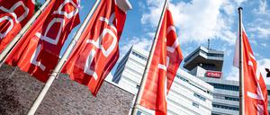 Flaggen mit dem Logo des Rundfunks Berlin-Brandenburg (RBB) wehen vor dem Gebäude des Fernsehzentrums. 