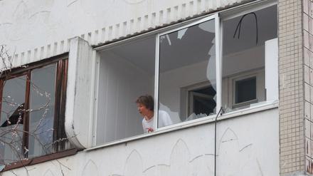 2. März 2024, St. Petersburg: Eine Frau blickt von einem beschädigten Balkon.