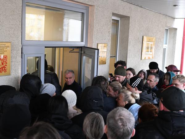 Menschen warten vor einer Moskauer Blutspendeeinrichtung.