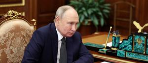 Der russische Präsident Wladimir Putin hat am Montag über Kreml-Sprecher Dmitri Peskow weitere Informationen zu dem abgehörten Gespräch verlangt. 