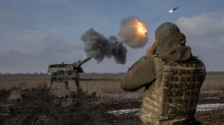 Die ukrainische Armee setzt die von Deutschland gelieferte Panzerhaubitze 2000 bereits erfolgreich ein. 