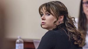 Hannah Gutierrez-Reed, ehemalige Waffenmeisterin für den Western «Rust», hört den Schlussplädoyers in ihrem Prozess im Bezirksgericht zu. 