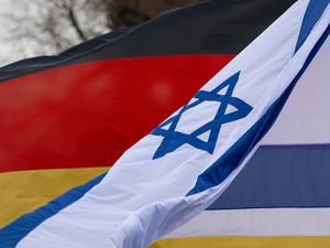 Die Fahnen von Deutschland und Israel wehen vor dem Sächsischen Landtag im Wind. 
