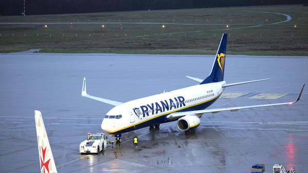 Eine Passagiermaschine der Fluggesellschaft Ryanair steht auf dem Flughafen Köln/Bonn. (Symbolbild)