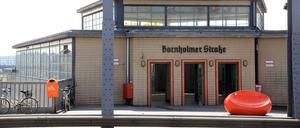 Die Tat soll sich zwischen den Bahnhöfen Bornholmer Straße und Pankow ereignet haben.