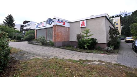 Die alte Apotheke neben dem Kaufland in der Waldstadt soll Ende 2024 für einen viergeschossigem Neubau abgerissen werden.