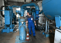 Ein Mitarbeiter kontrolliert im Brauchwasserpumpwerk Glindow die Pumpanlage. 