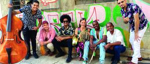 Die Hornistin Sarah Willis mit ihrer Sarahbanda. in Havanna.  
