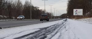 Auf vielen Berliner Radwegen bleibt der Schnee liegen.
