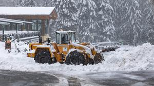Ein Schneeräumfahrzeug ist am Großer Arber im Landkreis Regen im Bayerischen Wald im Einsatz.