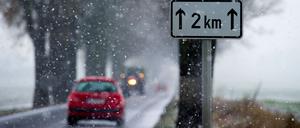 Ein Warnschild für Winterglätte am 06.12.2012 im Schneefall an einer Allee nahe Seelow (Brandenburg). In weiten Teilen von Brandenburg kam es am gleichen Tag zu vielen witterungsbedingten Unfällen. Foto: Patrick Pleul/ZB +++(c) ZB-FUNKREGIO OST - Honorarfrei nur für Bezieher des ZB-Regiodienstes+++