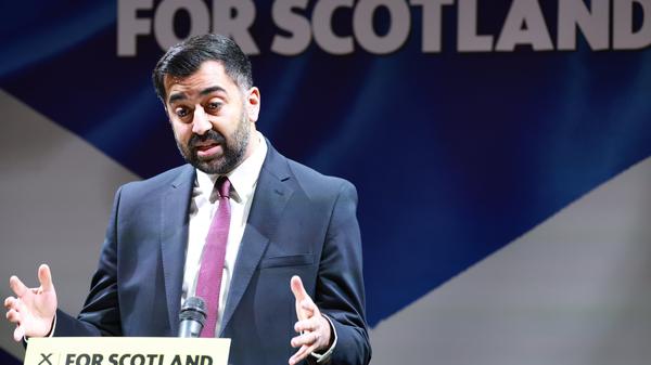 Humza Yousaf, Erster Minister von Schottland und SNP-Vorsitzender, gibt bei einer Veranstaltung in Glasgow den Startschuss für die Kampagne der Partei zur Parlamentswahl.