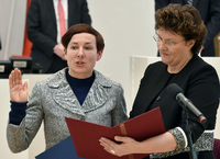 Juli Zeh mit Landtagspräsidentin Britta Stark (r.)