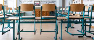 Schulklasse mit aufgestellten Stuehlen Letschin Deutschland *** School class with set up chairs Letschin Germany Copyright: xUtexGrabowsky/photothek.netx  Lehrermangel_3_auf_1