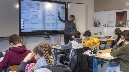 Interaktives Whiteboard satt Schultafel und Kreide: Silke Neugebauer unterrichtet in einer 7. Klasse in Guben Mathematik. 