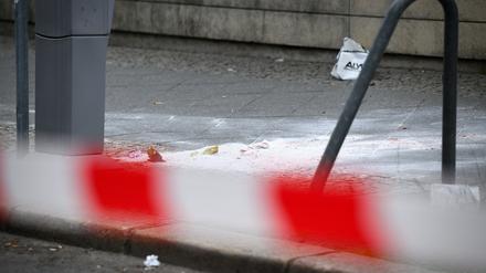 Bindemittel liegt Montagvormittag auf dem Gehweg am mutmaßlichen Tatort in der Zimmerstraße. Der nahe dem Checkpoint Charlie in Berlin angeschossene Mann ist gestorben.