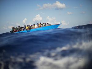 Ein Boot mit Migranten im Mittelmeer.