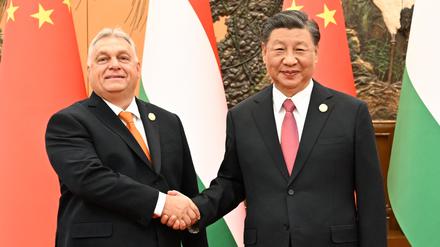 Der chinesische Präsident Xi Jinping empfängt den ungarischen Ministerpräsidenten Viktor Orbán in der Großen Halle des Volkes. 