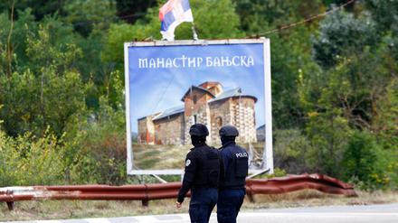 Kosovarische Polizei patroulliert in der Nähe des Klosters Banjska, wo sich am Wochenende Bewaffnete verschanzt hatten. 