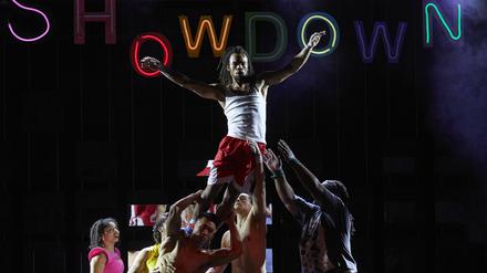 Ein Artist will nach oben. Shane Hampden, Akrobat und Tänzer, gehört zum Ensemble von „Showdown“.