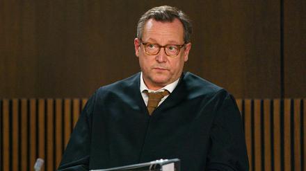 Der Anwalt der Nebenklage im Gerichtsdrama „Sie sagt. Er sagt.“: Biegler (Matthias Brandt).