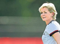 Auch Silvia Neid, Trainerin des deutschen Frauen-Nationalteams, findet lobende Worte für Bernd Schröder.