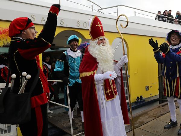 Sinterklaas kam am Samstag im Potsdamer Hafen an.