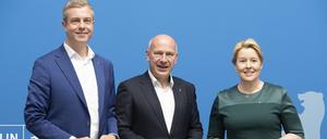Nach der Sitzung des Senats stehen (v.l.) Berlins Finanzsenator Stefan Evers, der Regierende Bürgermeister Kai Wegner (beide CDU) sowie Franziska Giffey (SPD), Senatorin für Wirtschaft, Energie und Betriebe, vor Aktenordnern.
