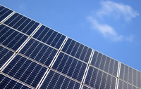Eine großer Solarpark soll sauberen Strom erzeugen (Symbolbild).