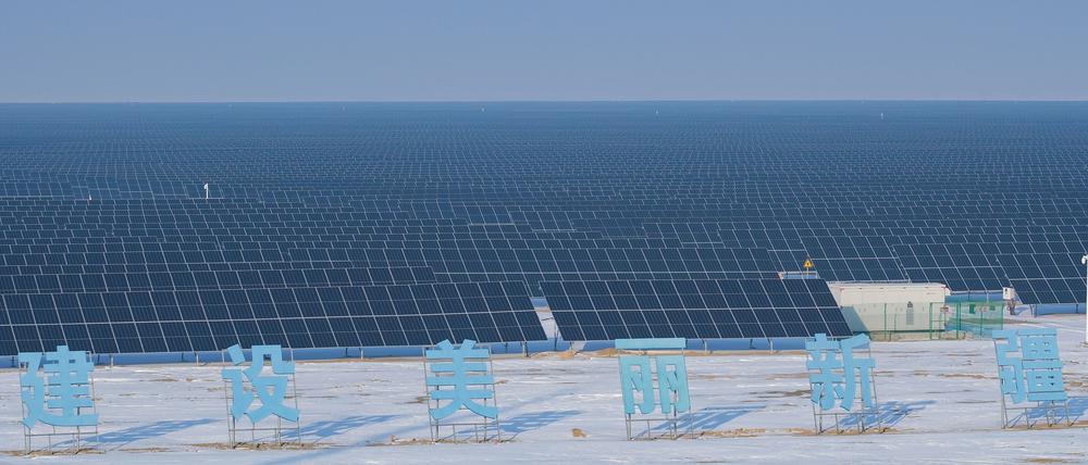 Blick auf ein Fotovoltaik-Energieprojekt in der autonomen Präfektur Changji der Hui. China kann zweieinhalbmal den globalen Bedarf an Solarpanels decken.
