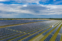 Ein großes Feld mit Photovoltaikanlagen zur Erzeugung von Solarenergie unweit der brandenburgischene Kommune Eiche.