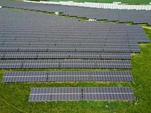 08.04.2024, Sachsen, Leisnig: Ein Solarpark steht auf einem Feld. (Luftaufnahme mit Drohne) (zu dpa: «Verbände fordern Ampel zur Verabschiedung des Solarpakets auf») Foto: Jan Woitas/dpa +++ dpa-Bildfunk +++