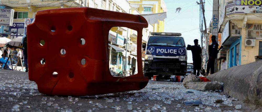 Somalische Polizisten stehen nach einer Explosion auf dem Bakara-Markt in Mogadischu.     