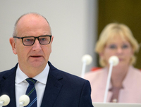 Die Mehrheit der Fraktionen im Brandenburger Landtag wollen die Schulen schnell wieder öffnen. Doch Regierungschef Dietmar Woidke (SPD) tritt auf die Bremse.