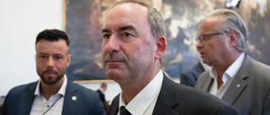 Hubert Aiwanger, Bundesvorsitzender der Freien Wähler, verlässt im bayerischen Landtag nach einer Sondersitzung zu den Vorwürfen gegen ihn im Zusammenhang mit einem Flugblatt mit antisemitischem Inhalt den Sitzungssaal. 